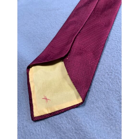 Red Polyester Mens Tie with Zigzag Pattern 4.5 Inch width Necktie - Picture 4 of 5